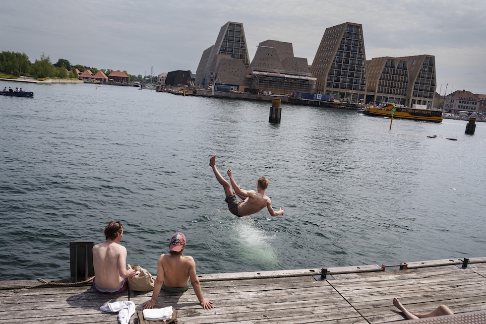 Un tuffo a Ofelia Plads, uno spazio pubblico sul lungomare della città (EPA/Liselotte Sabroe/ansa)
