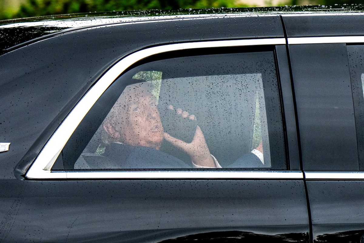 Donald Trump parla al telefono in macchina, il 25 maggio