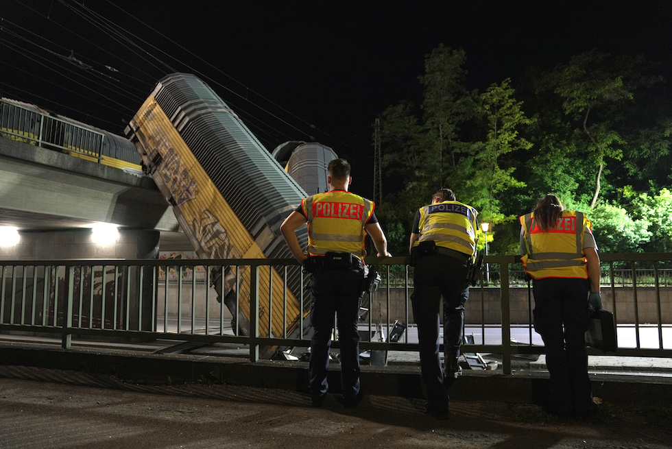 Due vagoni di un treno merci sono deragliati e caduti da un ponte dopo una collisione. Una persona è rimasta gravemente ferita (Ehsan Monajati/dpa)