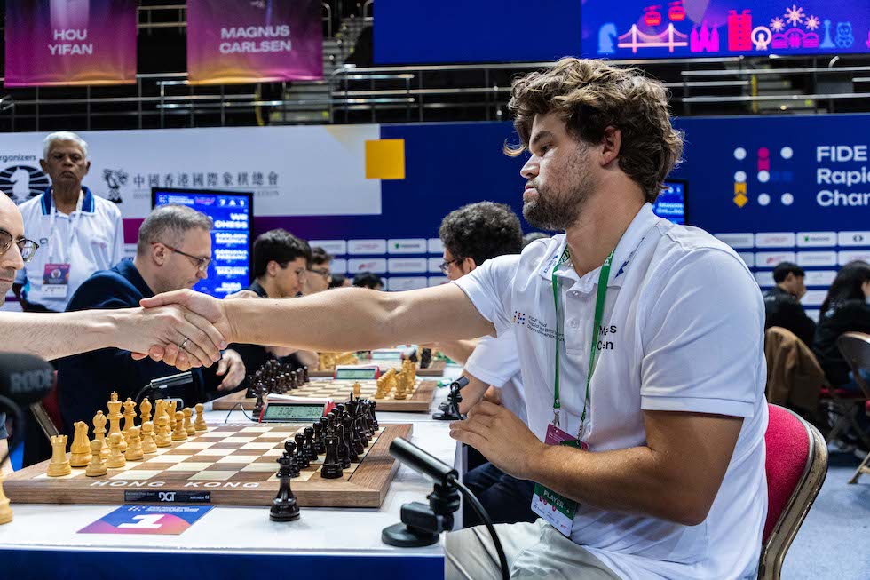 Lo scacchista norvegese Magnus Carlsen durante una partita del Campionato mondiale a squadre di scacchi a gioco rapido (rapid) e lampo (blitz). (James Modesto/ZUMA Press Wire)