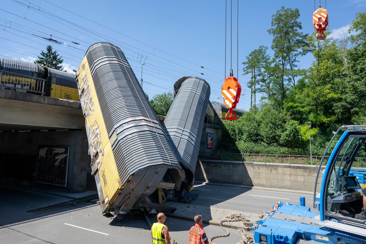 A Monaco di Baviera due treni merci si sono scontrati su un ponte, una persona è morta