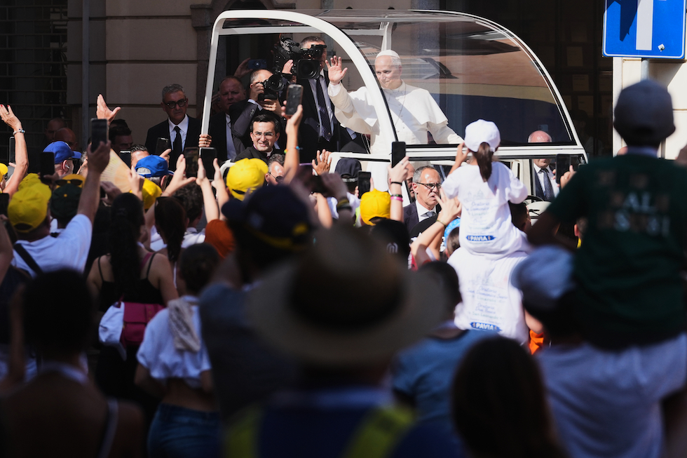 L'arrivo di papa Leone XIV al Duomo di Pavia (AP Photo/Antonio Calanni)