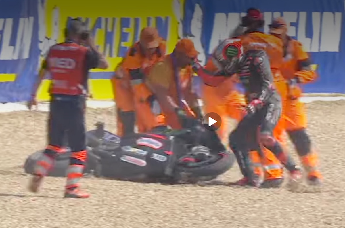Leggi l'articolo: Il video dello spintone a un commissario di pista per cui il pilota di MotoGP Marco Bezzecchi è stato squalificato