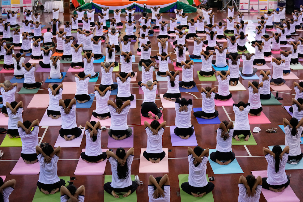 Una lezione di massa di yoga organizzata dall'ambasciata indiana in occasione della Giornata internazionale dello yoga (AP Photo/Thein Zaw)