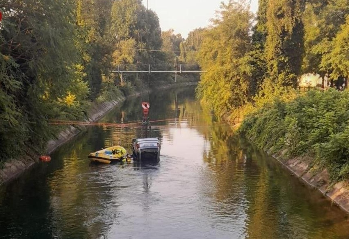 Tre diciassettenni sono morti in provincia di Milano dopo che l’auto su cui viaggiavano è finita in un canale