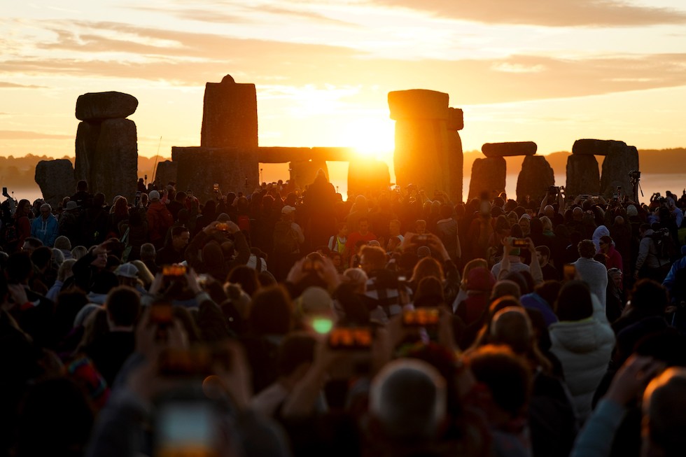 Un gruppo di persone radunate per festeggiare il solstizio d'estate a Stonehenge (AP Photo/Alberto Pezzali)