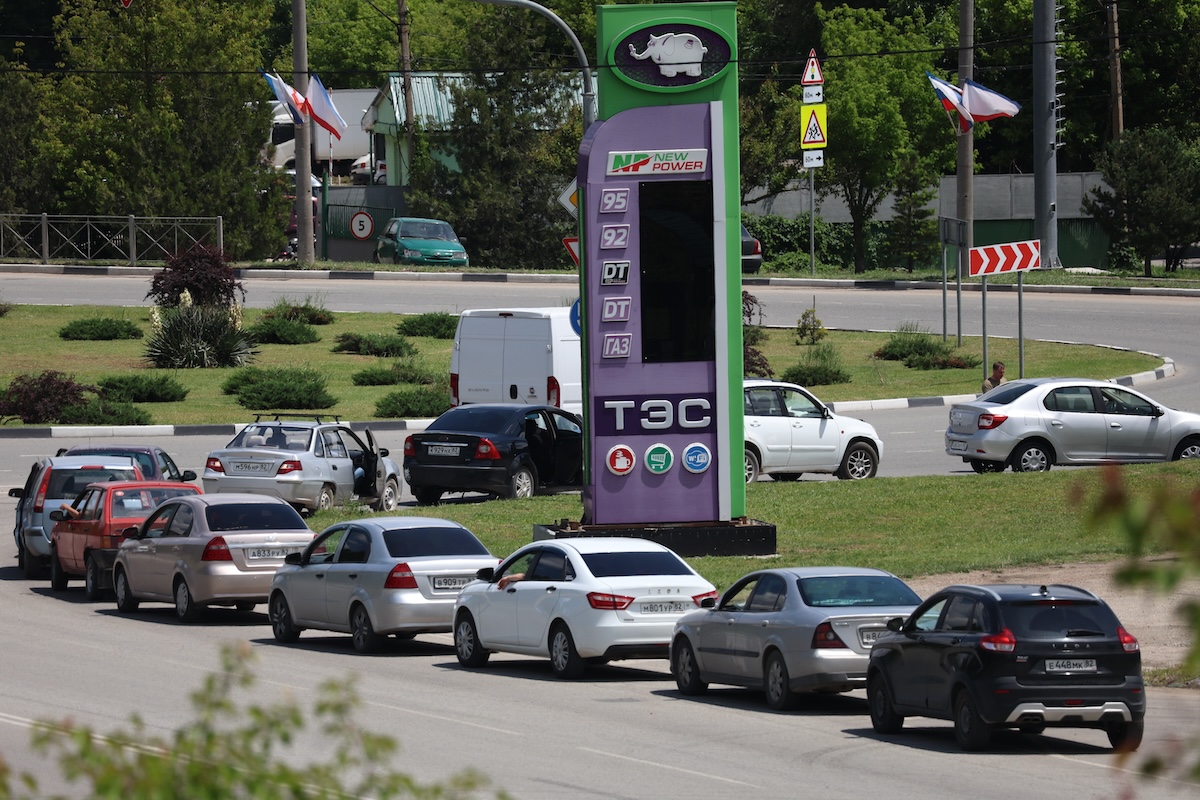 In Crimea le autorità filorusse hanno sospeso la vendita di carburante per la carenza causata dagli attacchi ucraini