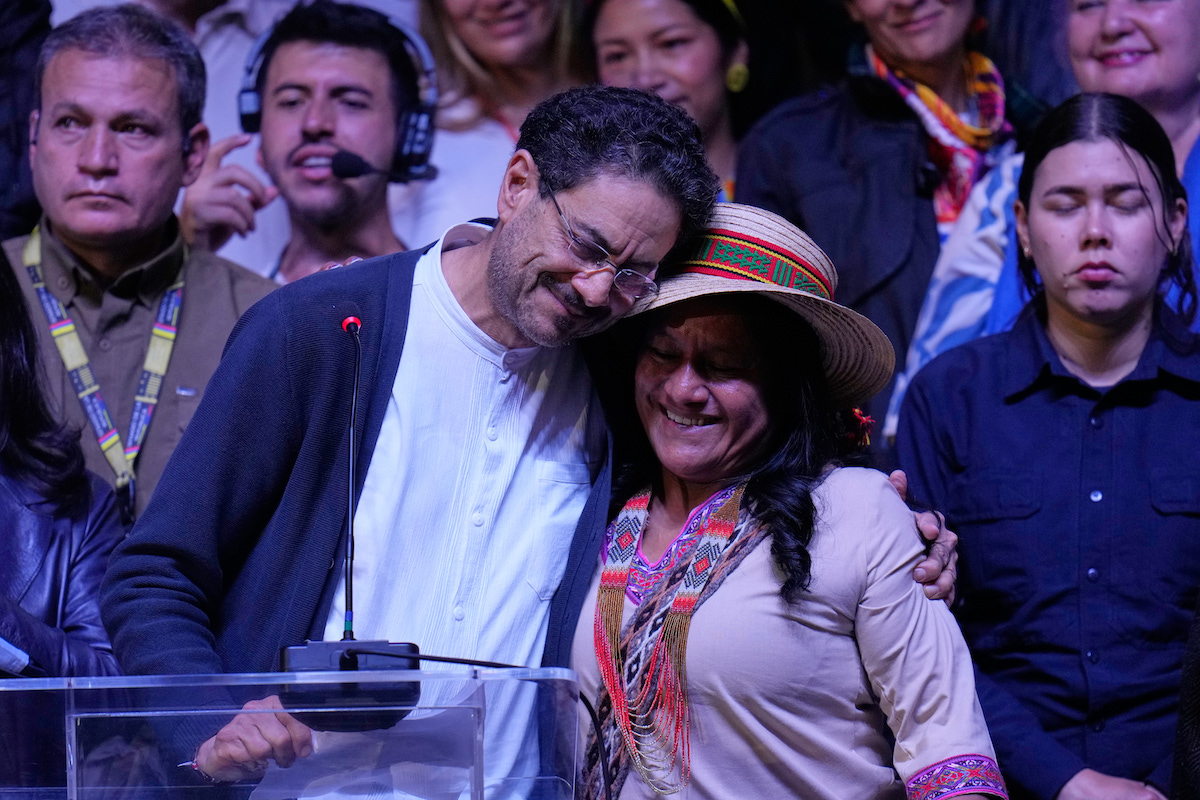 Iván Cepeda con la sua candidata vicepresidente, Aida Quilcue, 21 giugno 2026 (AP Photo/Fernando Vergara)