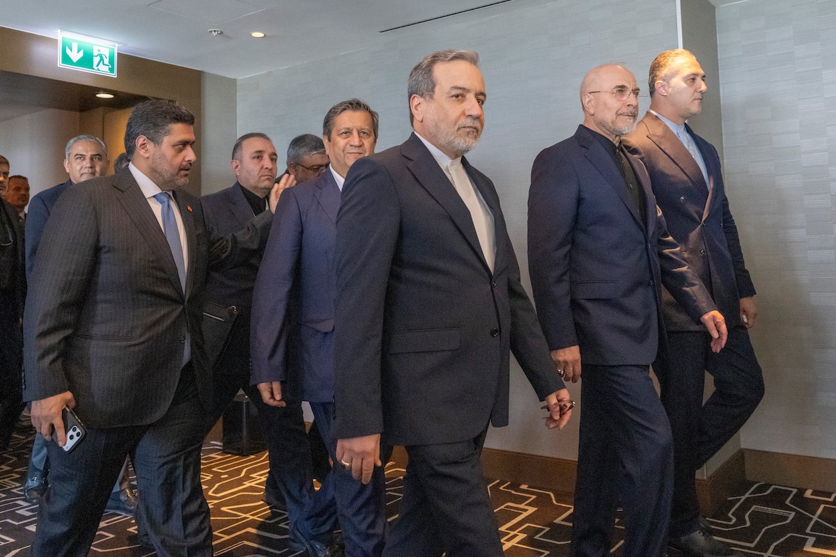 La delegazione iraniana a Bürgenstock, Svizzera: il secondo da destra è il presidente del Parlamento iraniano Mohammed Bagher Ghalibaf; il terzo da destra è il ministro degli Esteri Abbas Araghchi, 21 giugno 2026 (Urs Flueeler, Pool Photo via AP)
