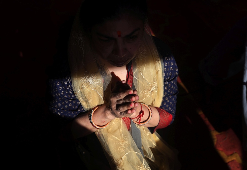 Una donna indù prega al tempio Kheer Bhawani, nel Kashmir indiano (EPA/FAROOQ KHAN/ansa)