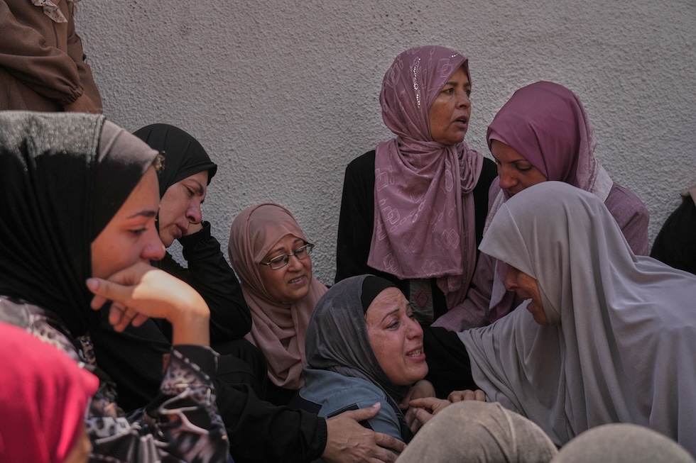 Donne palestinesi al funerale di una diciottenne uccisa dai bombardamenti israeliani, all'ospedale di al Shifa (AP Photo/Jehad Alshrafi)