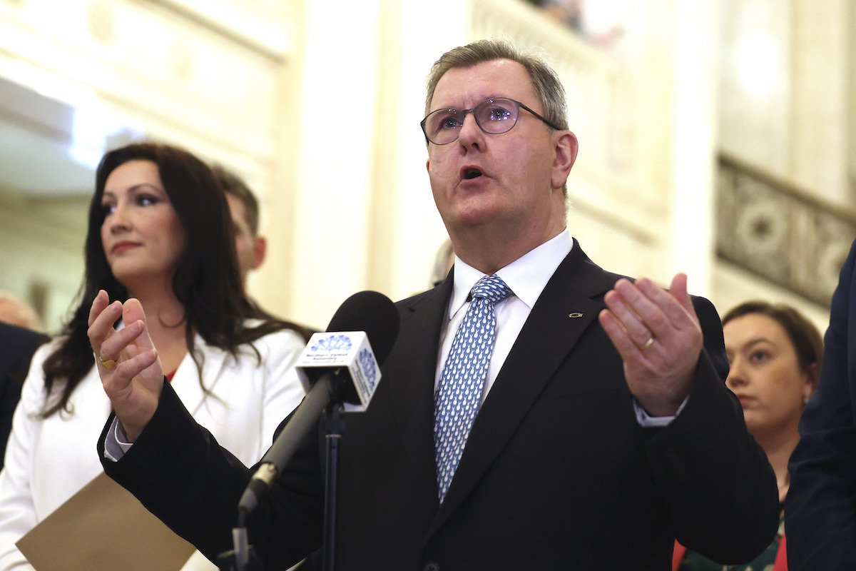 Jeffrey Donaldson, uno dei politici più importanti dell’Irlanda del Nord, è stato giudicato colpevole di abusi sessuali su minori
