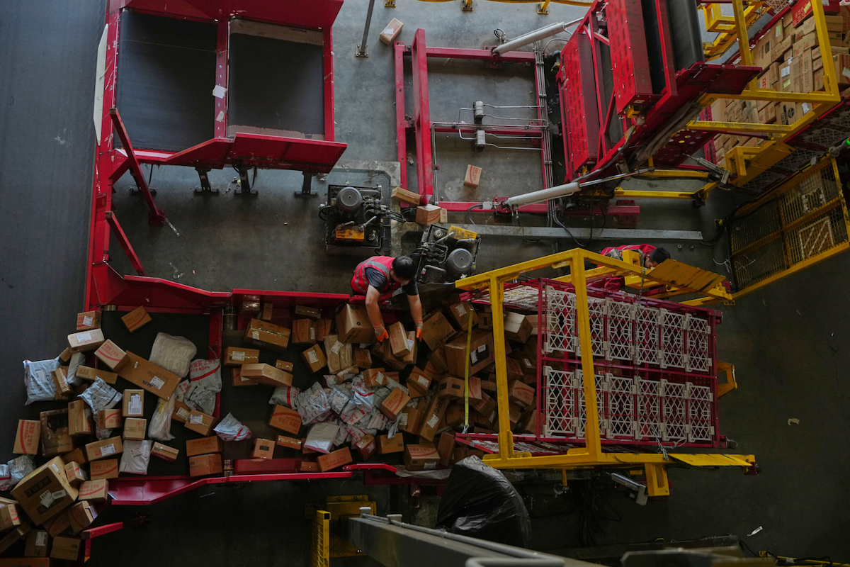 Il governo ha rinviato al primo ottobre la tassa di due euro per i pacchi sotto ai 150 euro che arrivano da paesi extra europei