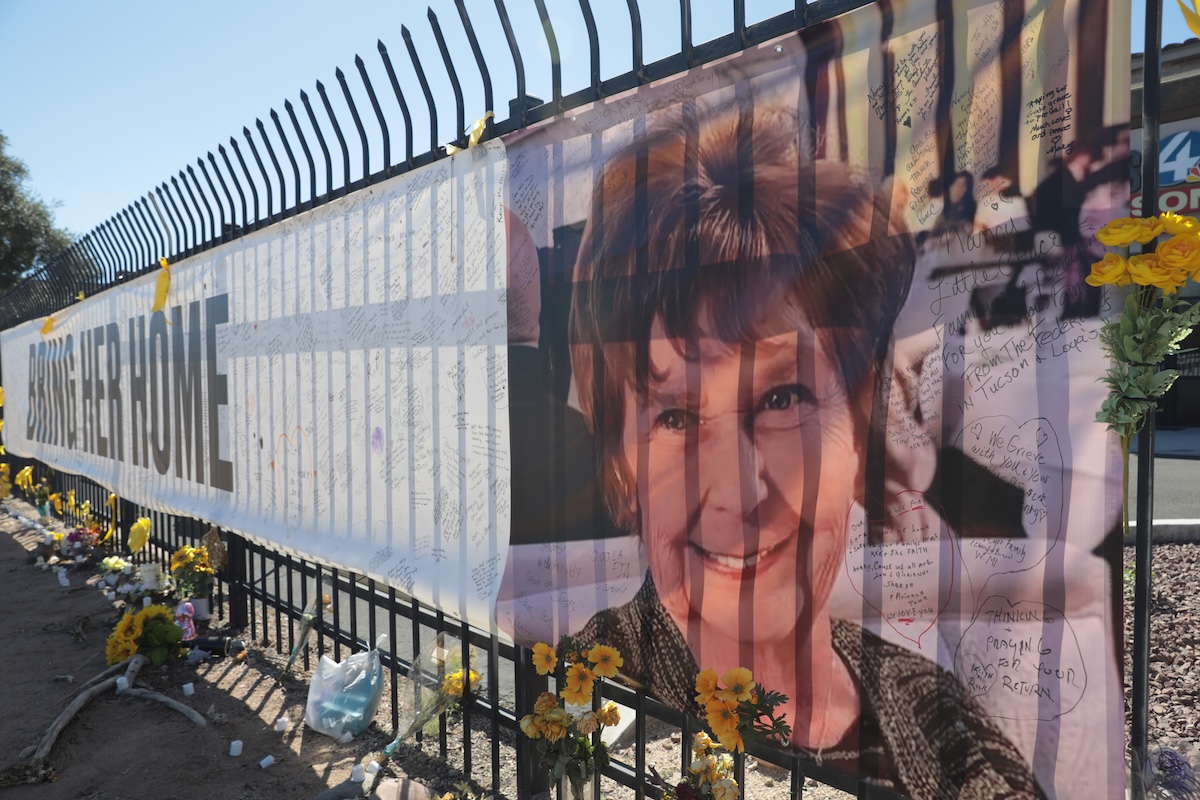 Un biglietto con una richiesta di riscatto per il rapimento di Nancy Guthrie dice che è morta, scrivono i media statunitensi