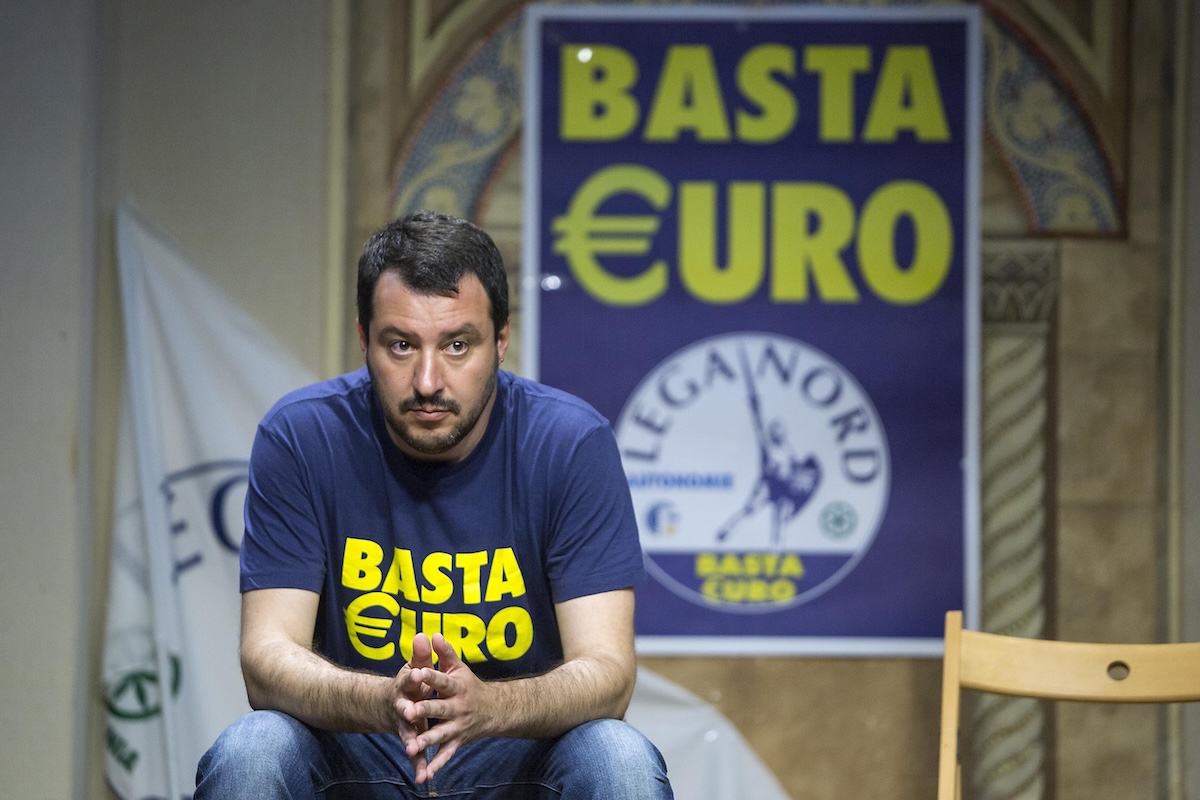 Un giovane Matteo Salvini durante il suo tour "Basta Euro" della primavera 2014