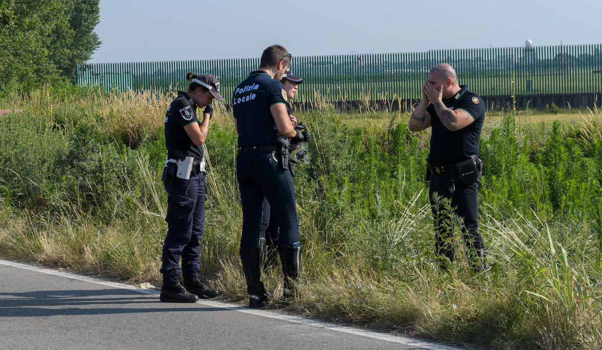 A Milano un vigile è morto dopo essere caduto dalla moto con cui inseguiva un’auto che non si era fermata a un posto di blocco