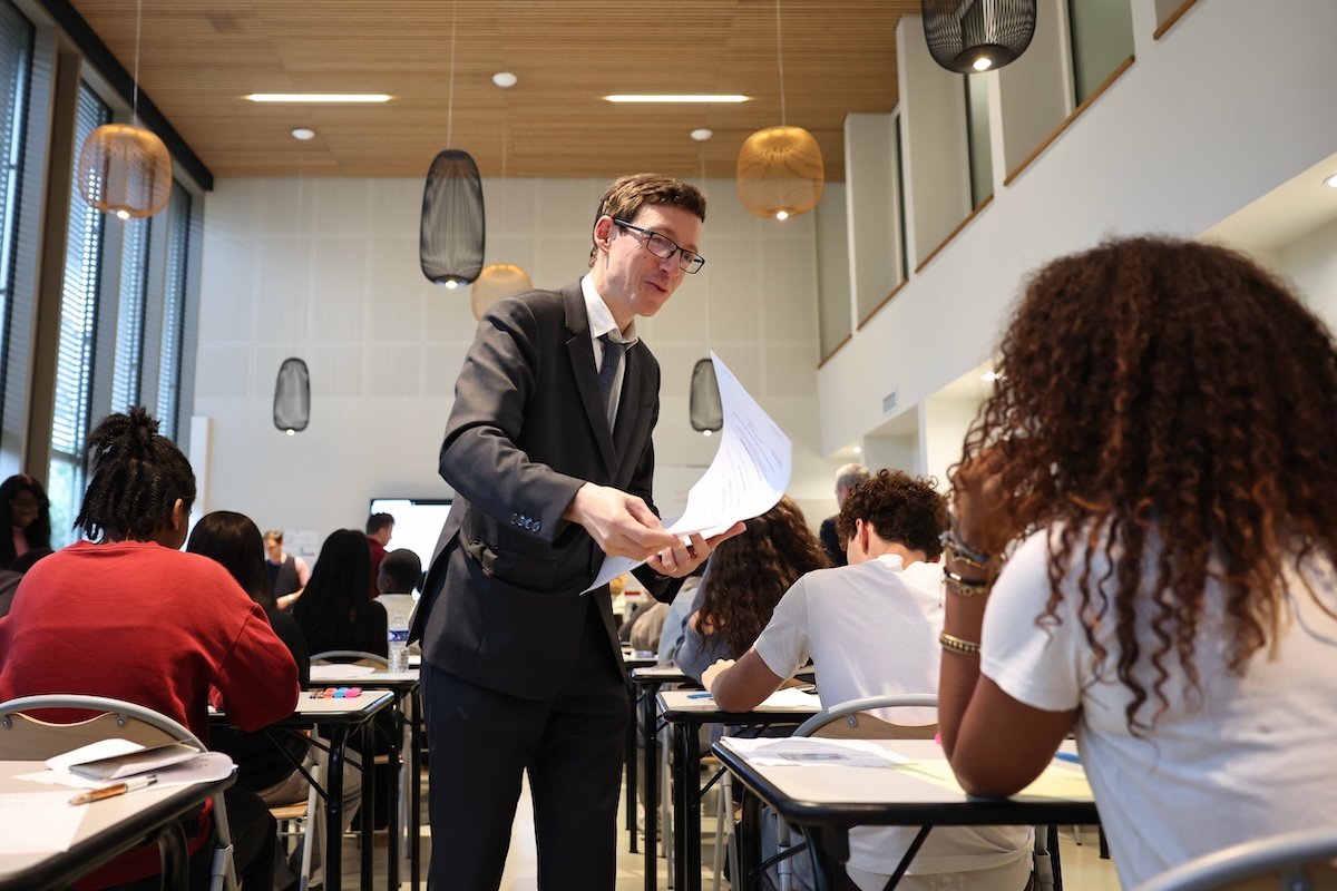 Il ministro dell'Istruzione sorride mentre distribuisce i compiti
