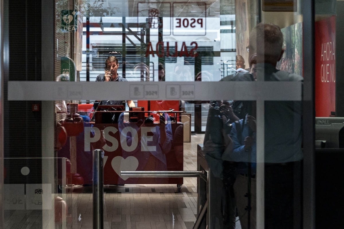 La Guardia Civil, un corpo di gendarmeria, nella sede del PSOE a Madrid, lo scorso 27 maggio