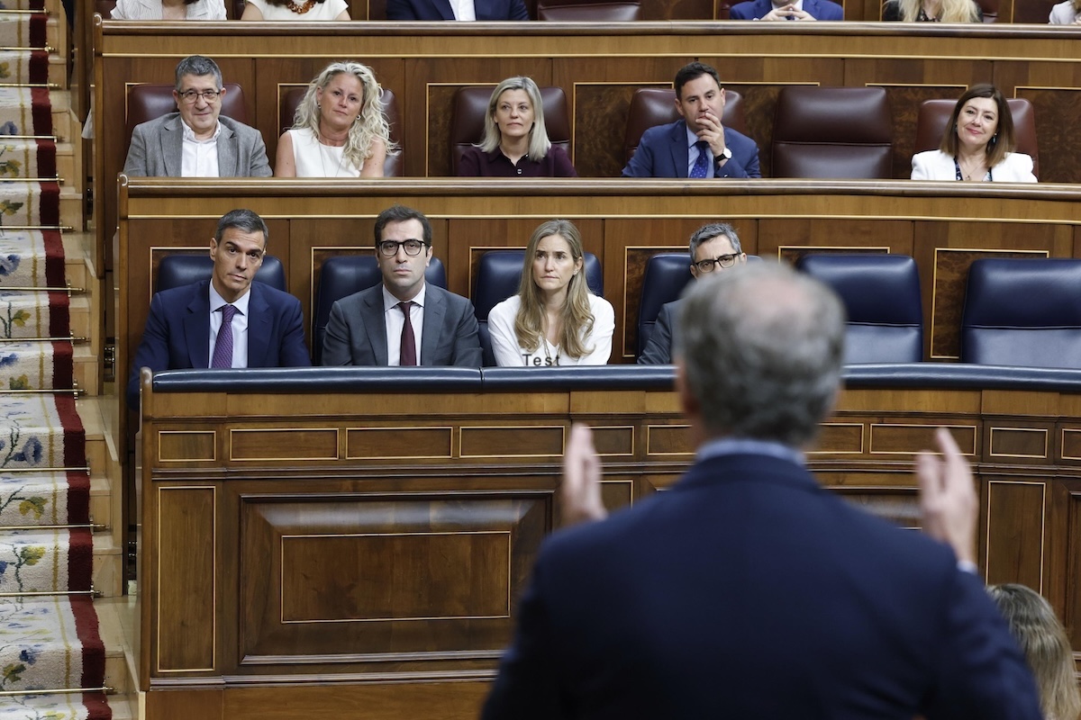 Pedro Sánchez assiste a un discorso del leader dell'opposizione, Alberto Núñez Feijóo, in parlamento, il 10 giugno