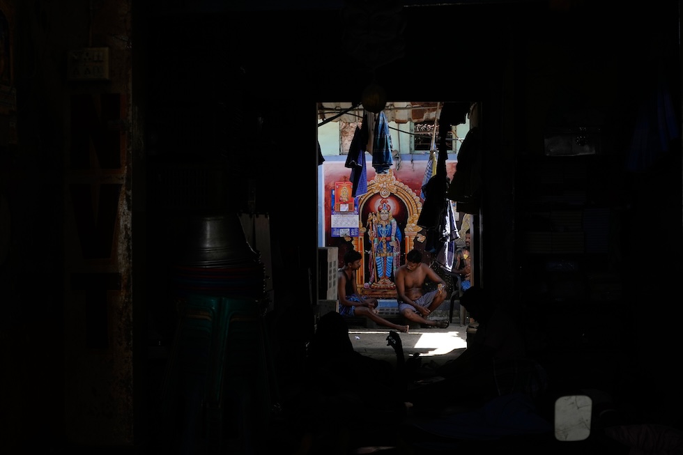 Due operai si riposano al mercato di Koyambedu (AP Photo/Mahesh Kumar A.)