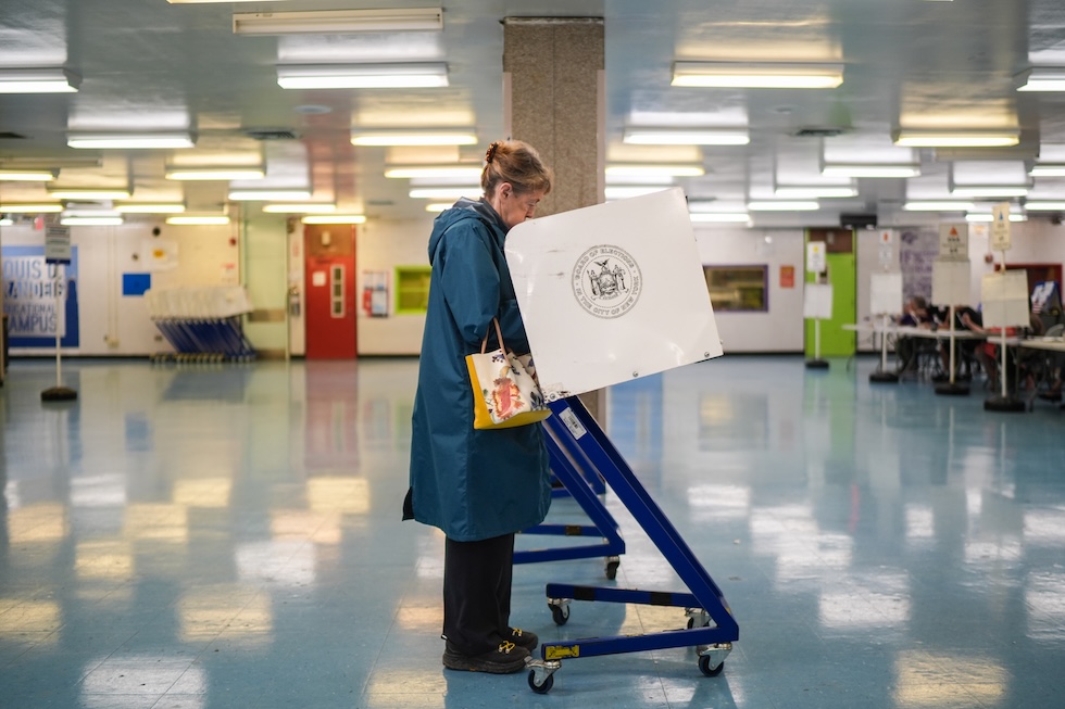 Un'elettrice al seggio per votare alle primarie di New York, in cui si scelgono i candidati dei partiti che si affronteranno alle elezioni generali di novembre 2026 (AP Photo/Ryan Murphy)