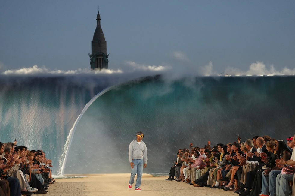 Lo stilista Pharrell Williams alla fine della sfilata della collezione primavera/estate 2027, ieri 23 giugno (AP Photo/Aurelien Morissard)