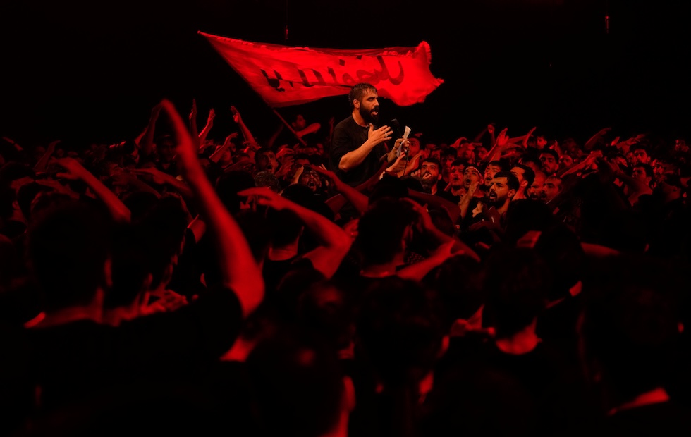 Fedeli iraniani si battono la testa e il petto durante una cerimonia legata all'Ashura, una ricorrenza religiosa che commemora il martirio dell'Imam Hussein, uno dei santi più amati dell'Islam sciita, avvenuto nel VII secolo (AP Photo/Vahid Salemi)