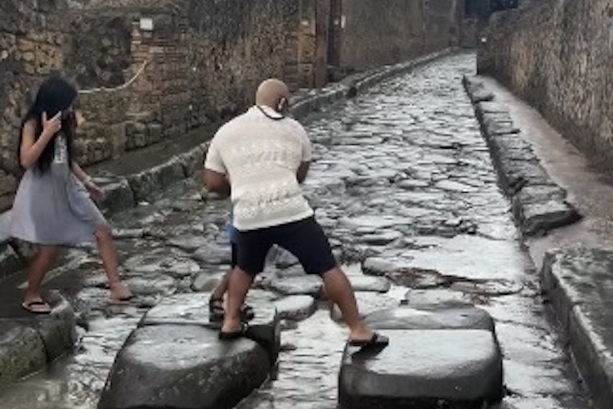 Leggi l'articolo: Gli attraversamenti pedonali “anti pioggia” di Pompei in azione