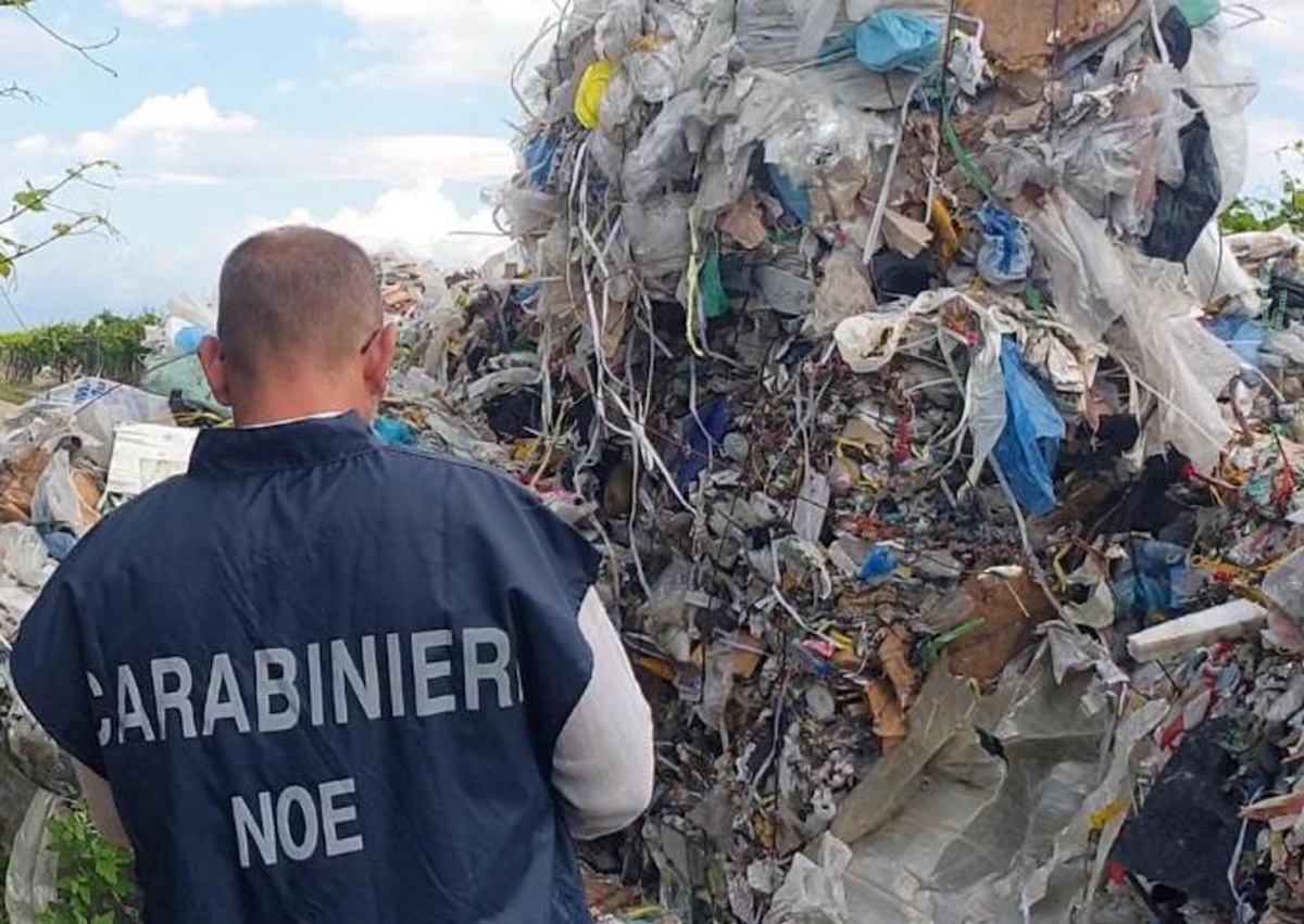 A Brescia venti persone sono indagate con l’accusa di aver smaltito illegalmente oltre 26mila tonnellate di scarti tessili