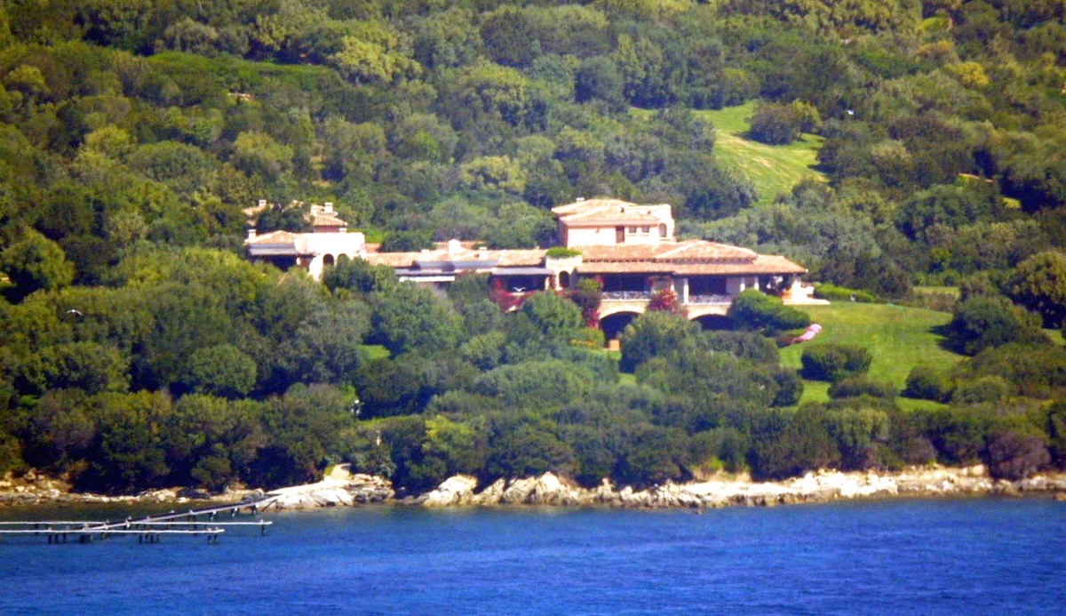 Villa Certosa, la celebre casa di Silvio Berlusconi in Sardegna, sarà venduta alla famiglia reale del Qatar Al Thani