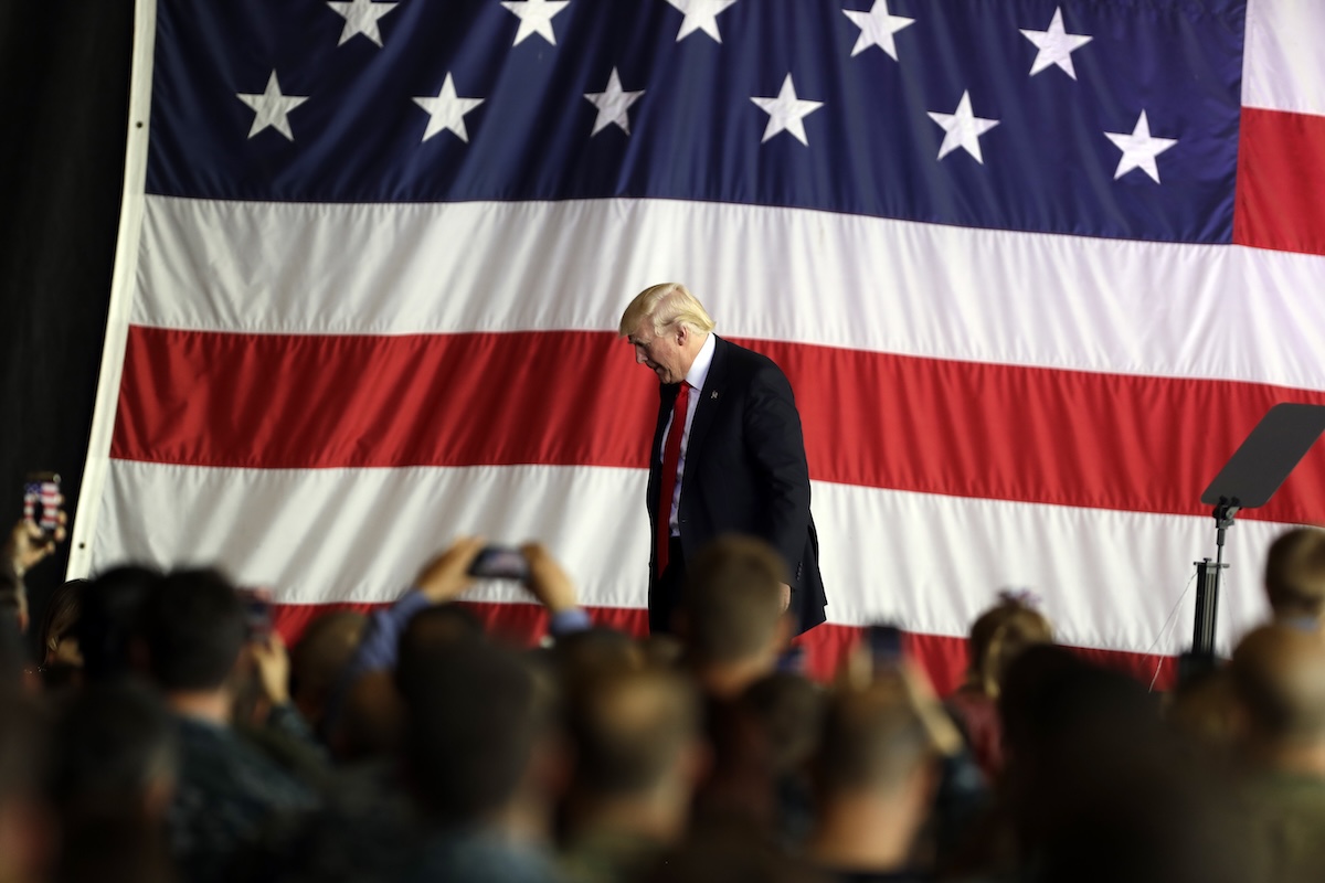 Donald Trump durante una visita alla base statunitense di Sigonella, in Italia, il 27 maggio 2017 (AP/Luca Bruno)