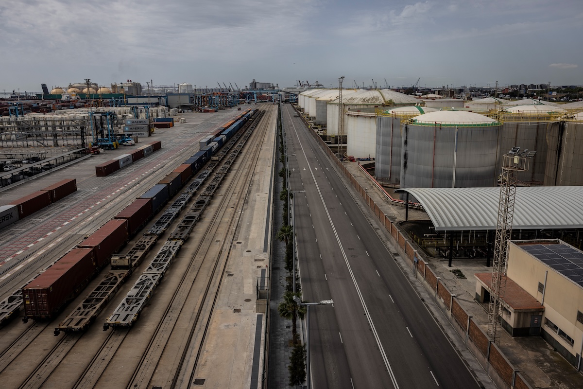 Strutture di stoccaggio del petrolio al porto di Barcellona, in Spagna, in una foto di fine aprile