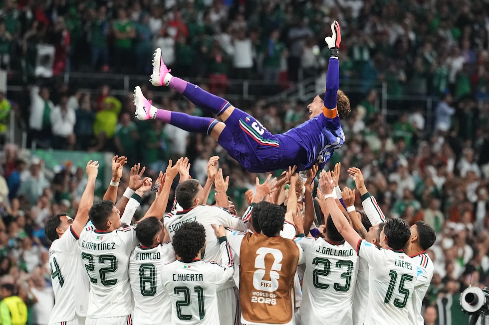 Il portiere del Messico Guillermo Ochoa festeggia la vittoria della partita dei Mondiali contro la Cechia insieme ai compagni di squadra (AP Photo/Fernando Llano)

