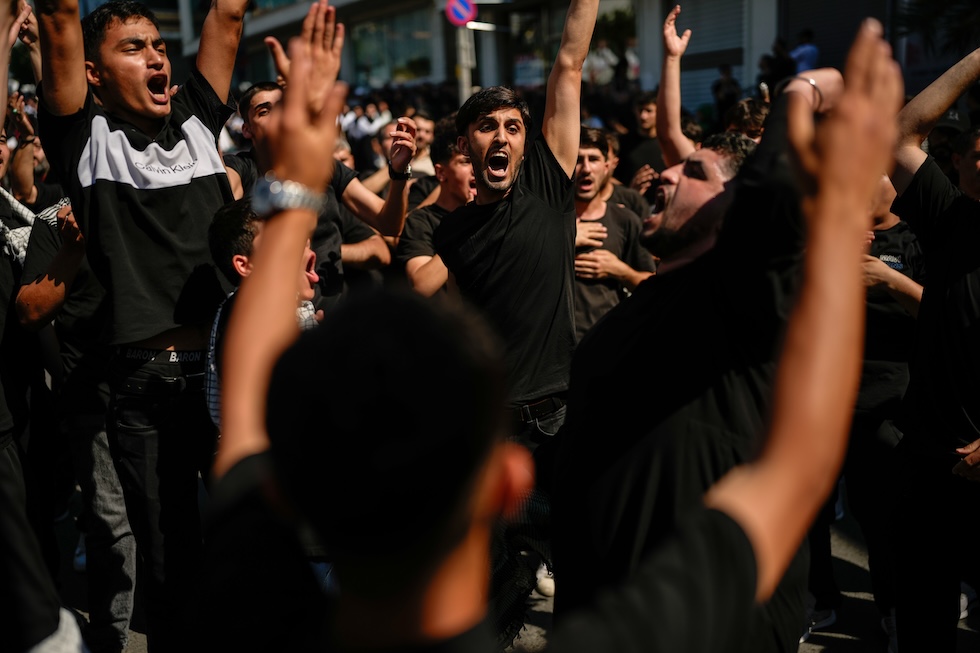 Fedeli musulmani sciiti alla processione di Ashura, una ricorrenza religiosa in cui si commemora il martirio dell'Imam Hussein avvenuto nel VII secolo  (AP Photo/Emrah Gurel)
