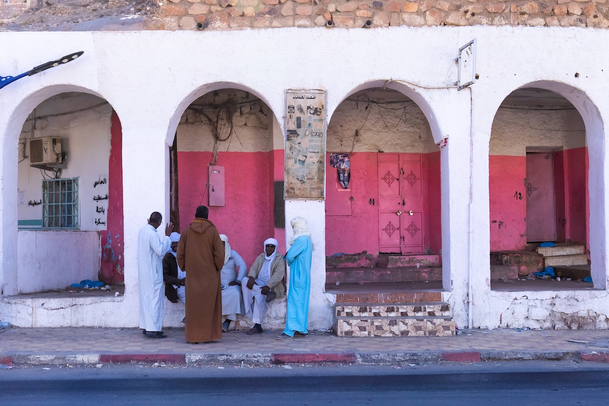 Un gruppo di uomini tuareg chiacchiera sotto i portici 