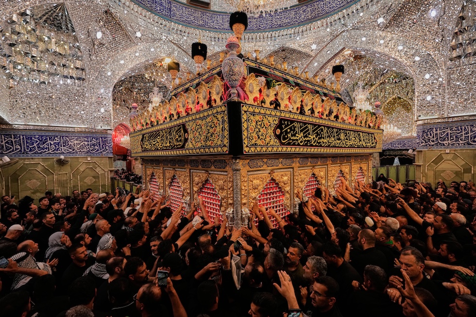 Fedeli sciiti al santuario dell'Imam Abbas (AP/Hadi Mizban)
