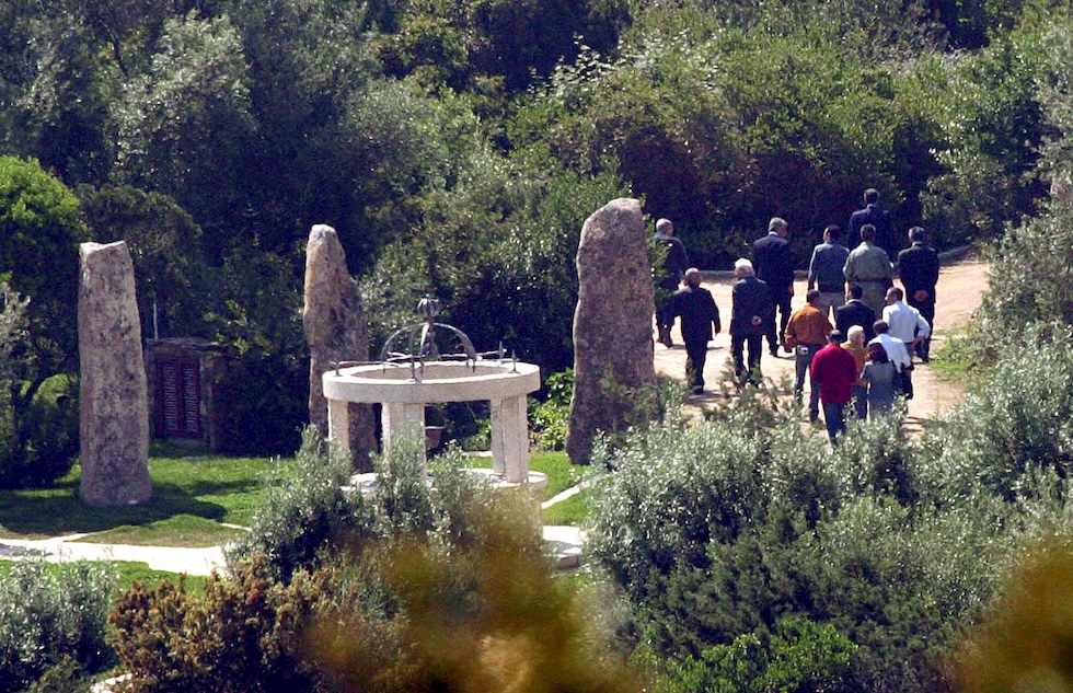 Una parte dei giardini interni di Villa Certosa durante un'ispezione urbanistica del 2006 (EPA/DAVIDE CAGLIO/ANSA)