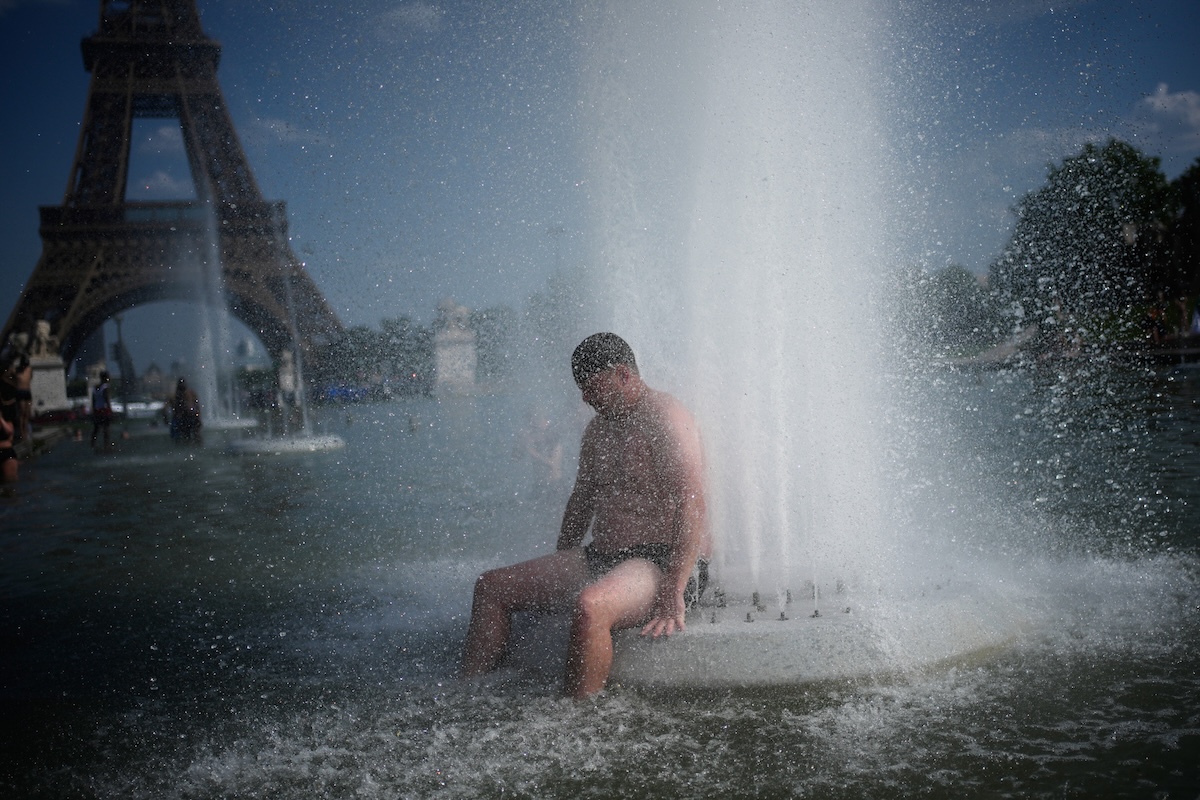 A Parigi per il caldo estremo sarà vietato bere alcol all’aperto