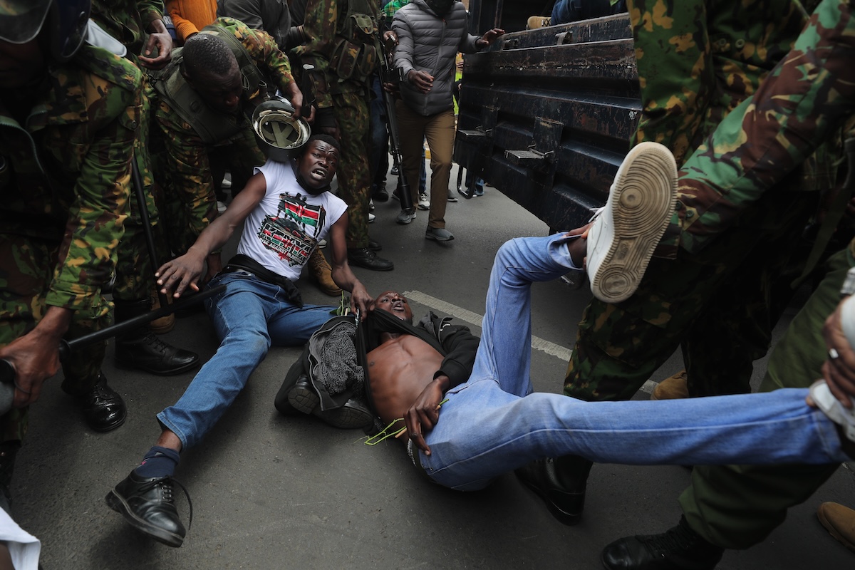 Centinaia di persone sono state arrestate in Kenya per aver commemorato i manifestanti uccisi nelle proteste del 2024