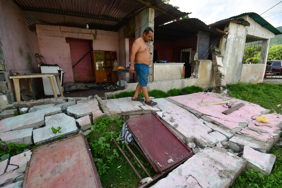 Un uomo cammina sulle macerie della sua casa a Morón, vicino all'epicentro dei due terremoti fortissimi che hanno colpito il Venezuela (AP Photo/Jacinto Oliveros)
