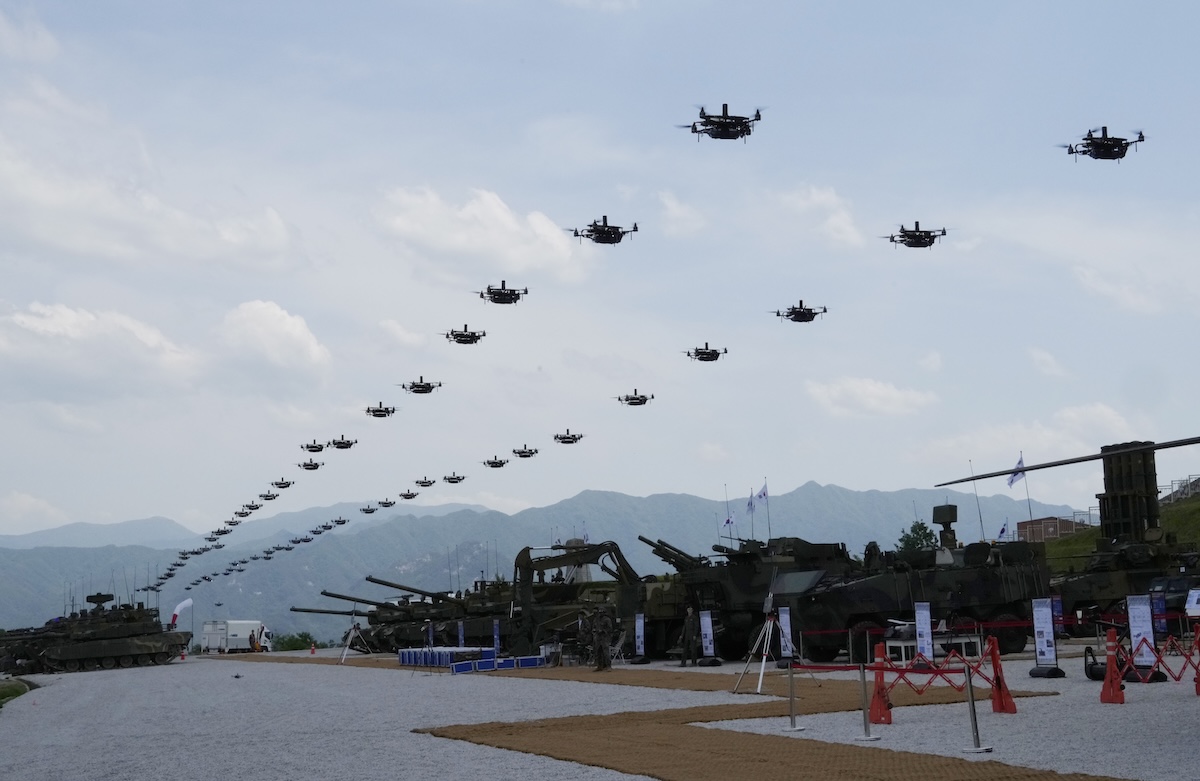 La Corea del Sud addestrerà 500mila soldati a usare i droni perché li considera un’arma fondamentale nelle guerre contemporanee