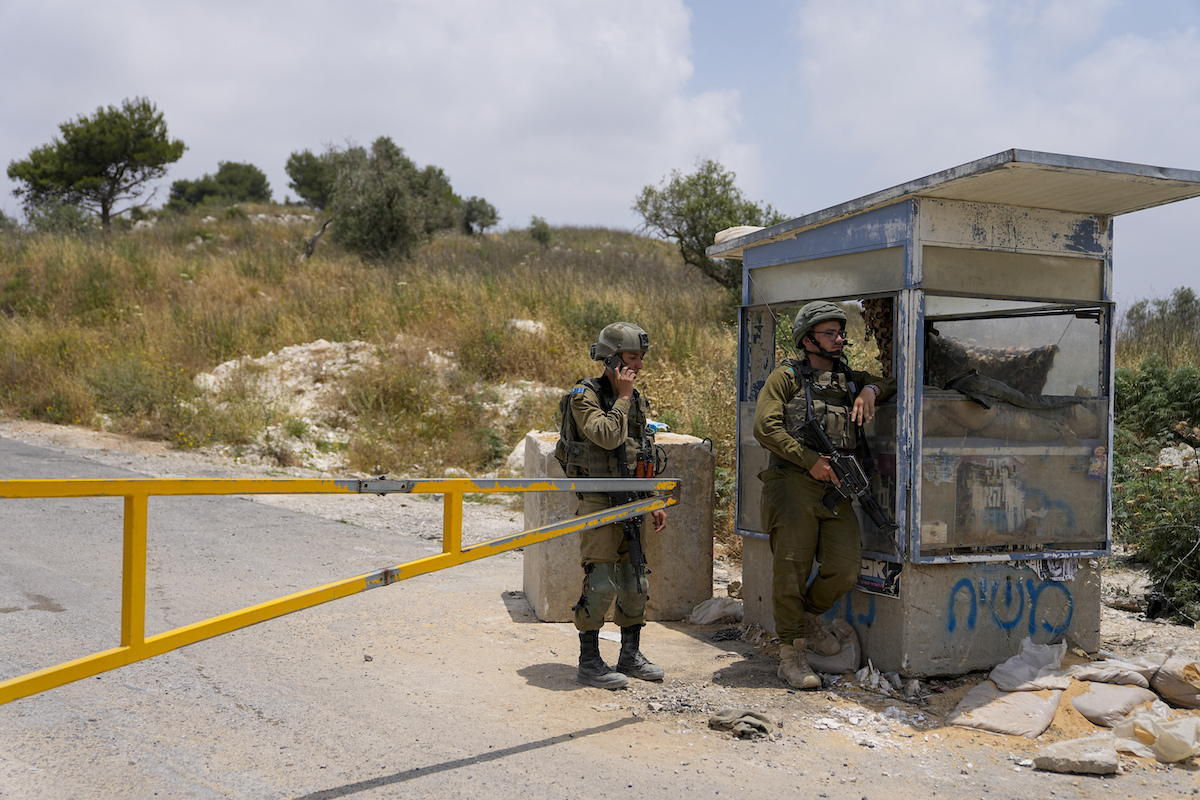 Un posto di blocco militare nella colonia di Homesh, maggio 2025 (AP Photo/Ohad Zwigenberg)