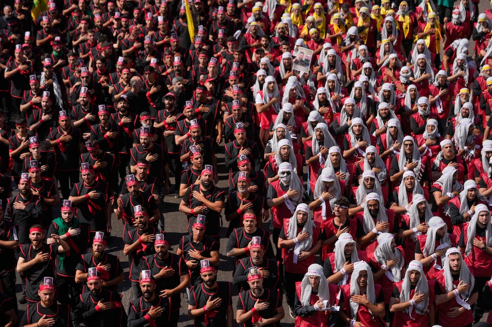 Sostenitori di Hezbollah si battono il petto durante l'Ashura, un'importante ricorrenza della religione islamica (AP Photo/Hussein Malla)
