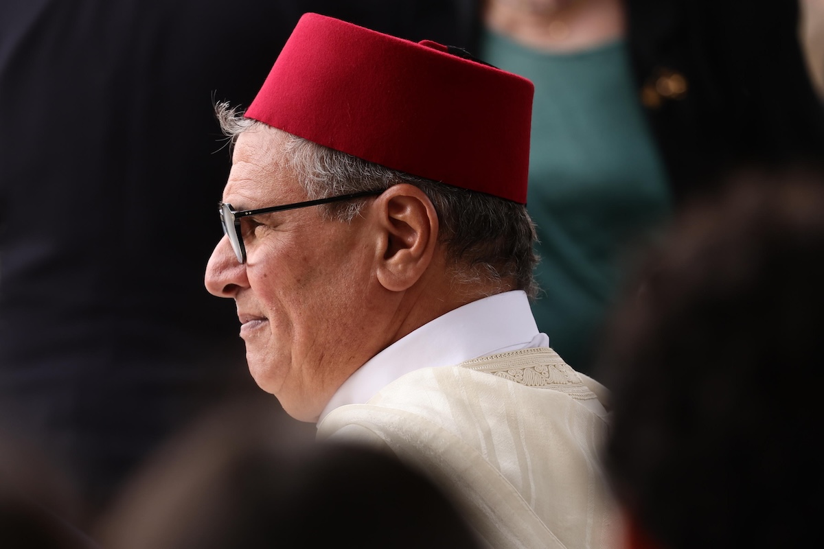 Il primo ministro marocchino, Aziz Akhannouch, ai funerali del sociologo francese Edgar Morin, il 3 giugno a Parigi