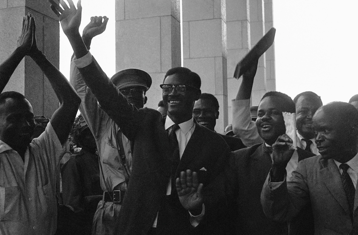 Patrice Lumumba fuori dal parlamento il 7 settembre 1960: il parlamento si era opposto sia alla sua destituzione, sia a quella di Kasavubu 