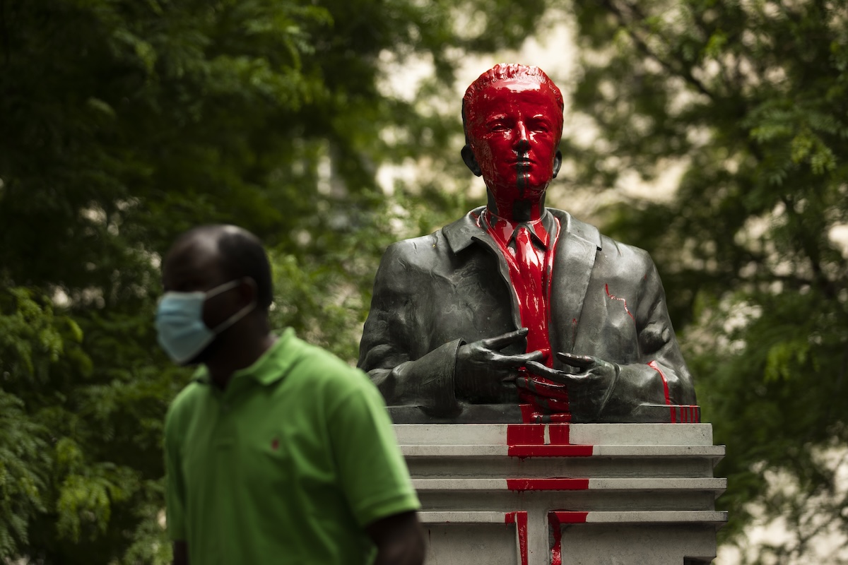 Una statua di re Baldovino del Belgio imbrattata di vernice rossa come protesta, in una foto del giugno 2020, a Bruxelles 