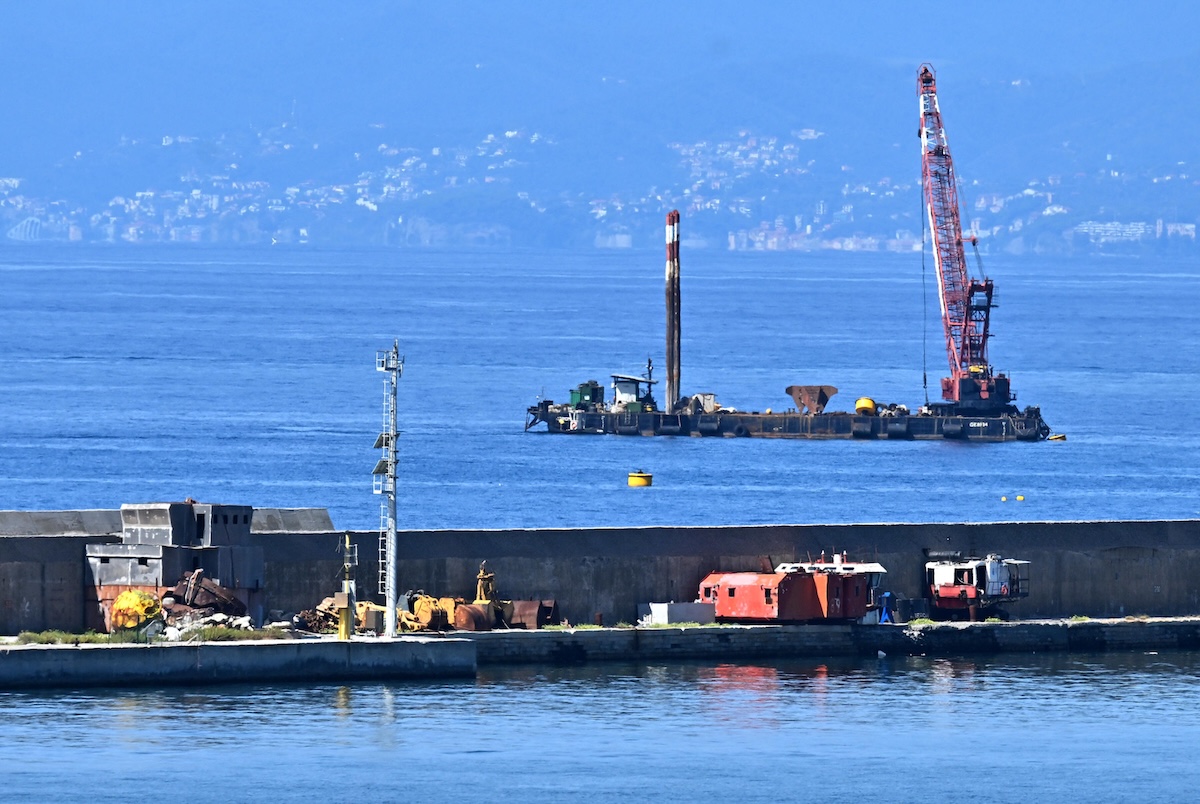 Tredici persone sono indagate per caporalato in uno dei cantieri per la nuova diga di Genova