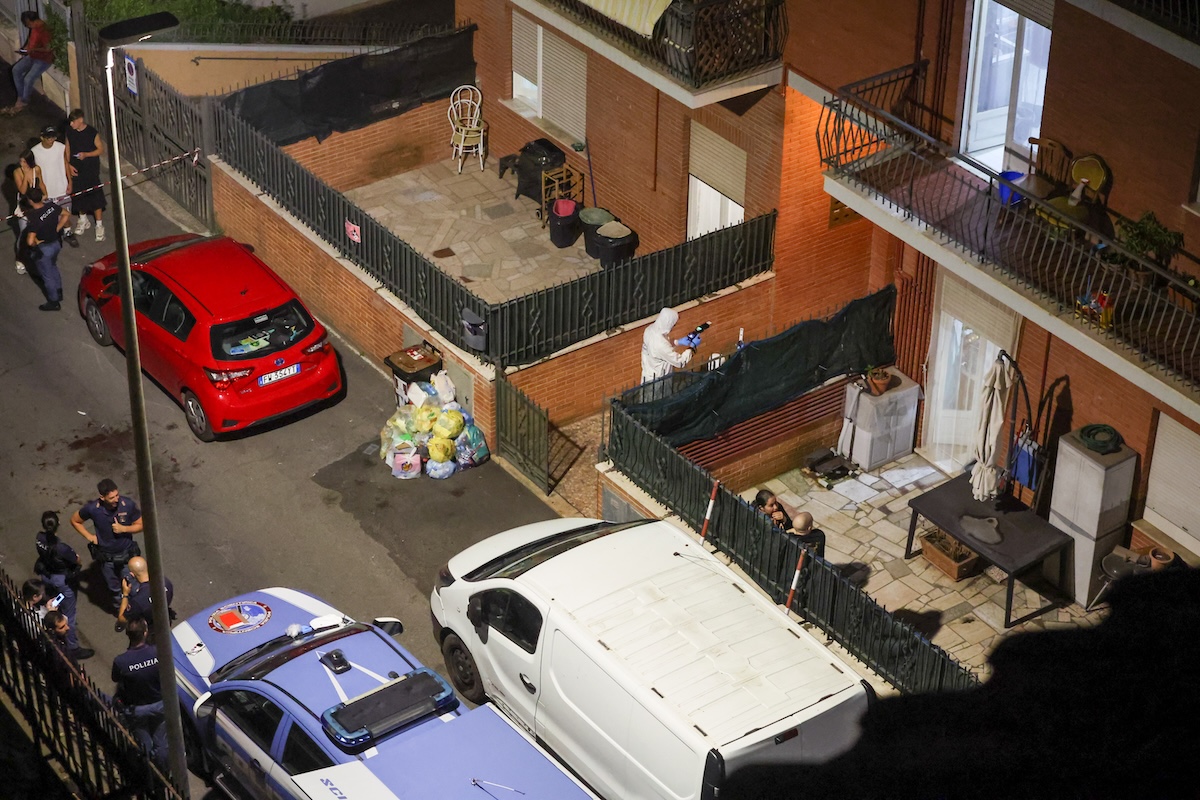 Tre persone della stessa famiglia sono state uccise a coltellate a Roma