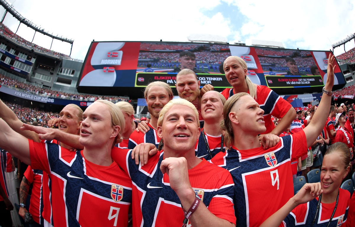 L'attore statunitense Channing Tatum con una parrucca simile all'acconciatura del calciatore norvegese Erling Haaland,  durante la partita tra Norvegia e Francia ai Mondiali di calcio (FIFA/FIFA via Getty Images)
