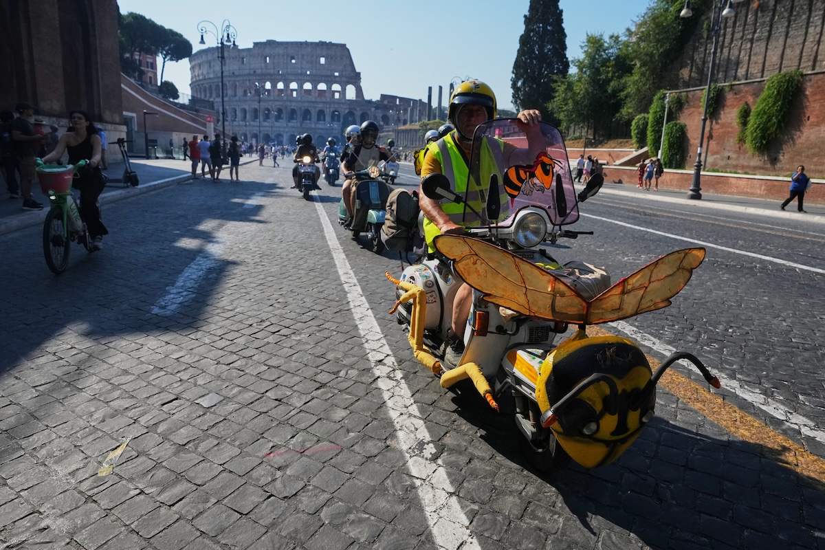 Un raduno di appassionati di Vespa a Roma in occasione degli 80 anni dall'invenzione dello scooter (AP Photo/Alessandra Tarantino)
